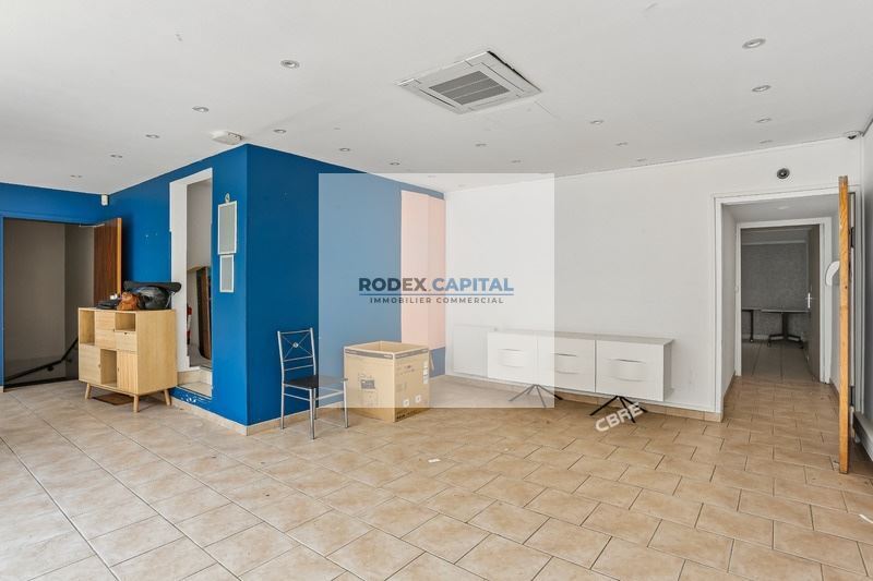 Retail in Paris to rent - Interior Photo - Image 2 of 8