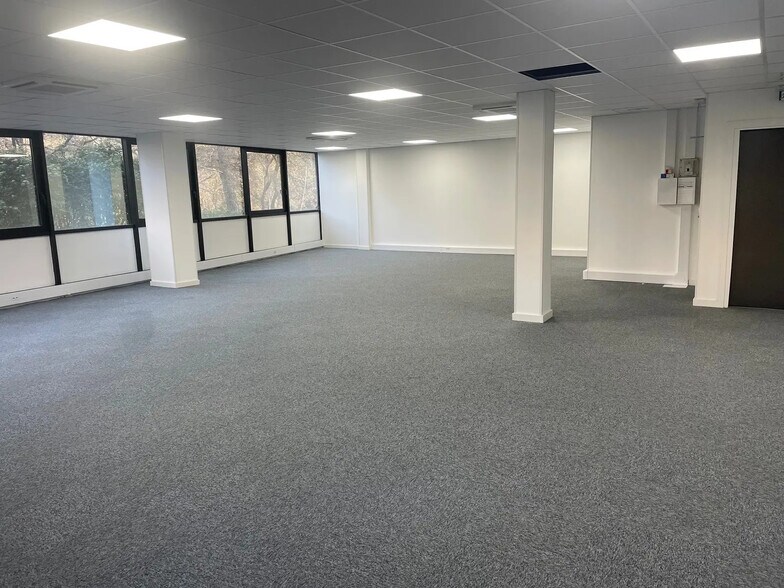 Office in Valbonne to rent - Interior Photo - Image 1 of 4