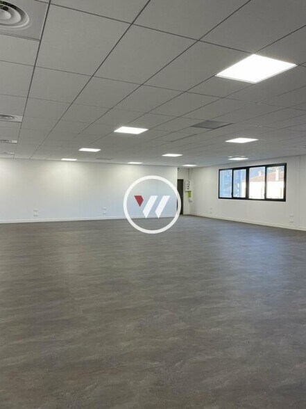 Office in Aubagne to rent - Building Photo - Image 2 of 9