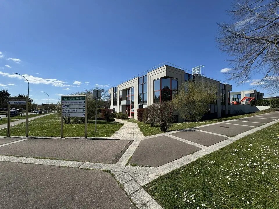 Office in Dijon to rent Primary Photo- Image 1 of 7