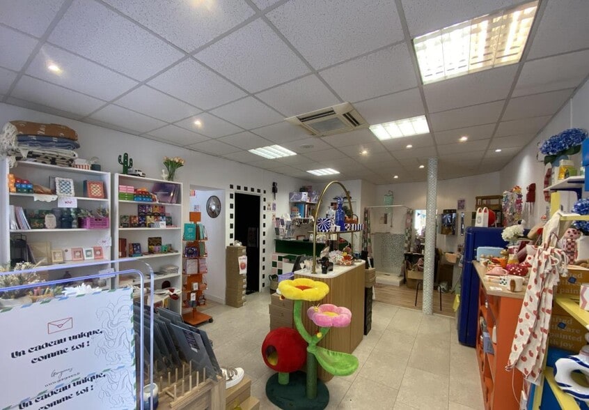 Retail in Paris to rent - Interior Photo - Image 3 of 6