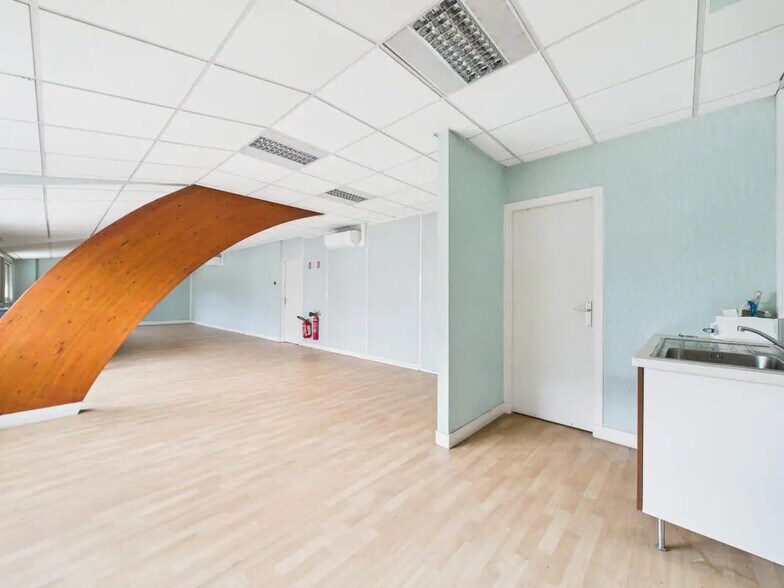 Light Industrial in Wissous to rent - Interior Photo - Image 3 of 7