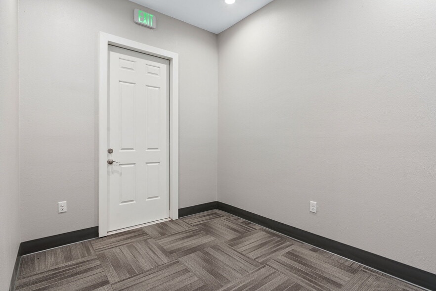 8212 Liberty Grove Rd, Rowlett, TX for sale - Interior Photo - Image 3 of 31