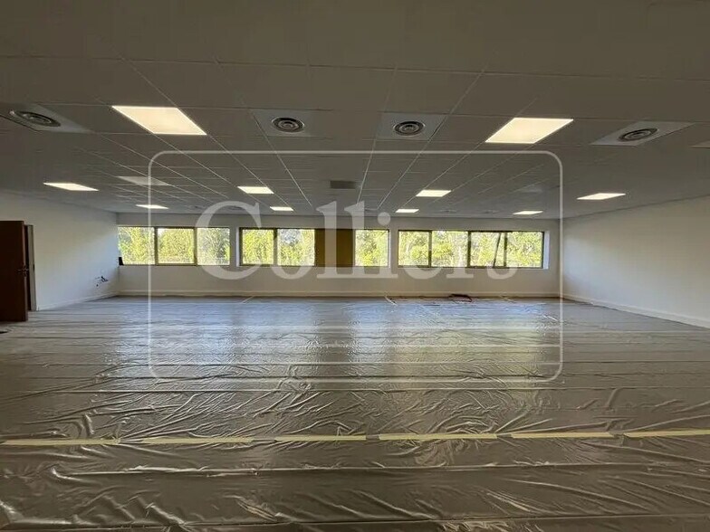 Office in Rousset to rent - Building Photo - Image 3 of 8