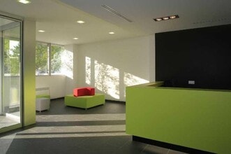 4 Rue Paul Dautier, Vélizy-Villacoublay to rent Building Photo- Image 1 of 2