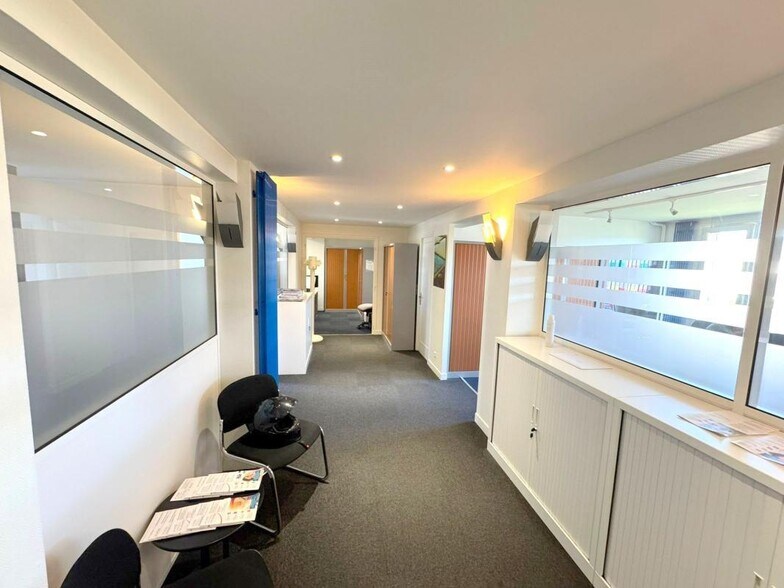 Office in Versailles to rent - Interior Photo - Image 1 of 9