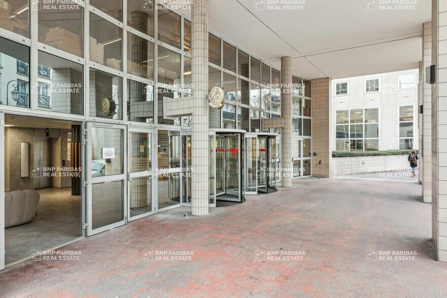 2 Rue Maurice Hartmann, Issy-les-Moulineaux to rent - Lobby - Image 3 of 16