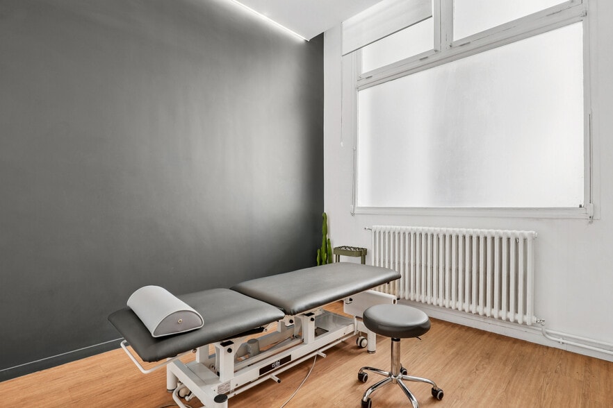Office in Paris for sale - Building Photo - Image 2 of 11
