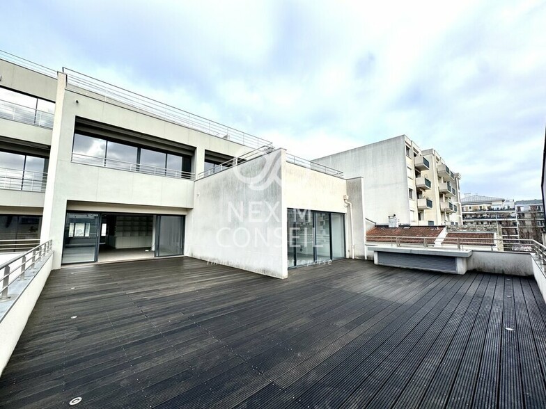Office in Courbevoie to rent - Building Photo - Image 3 of 12