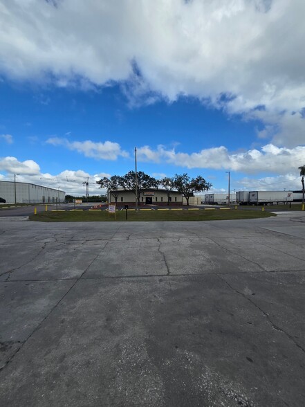 8812 Industrial Dr, Temple Terrace, FL for rent - Building Photo - Image 2 of 5