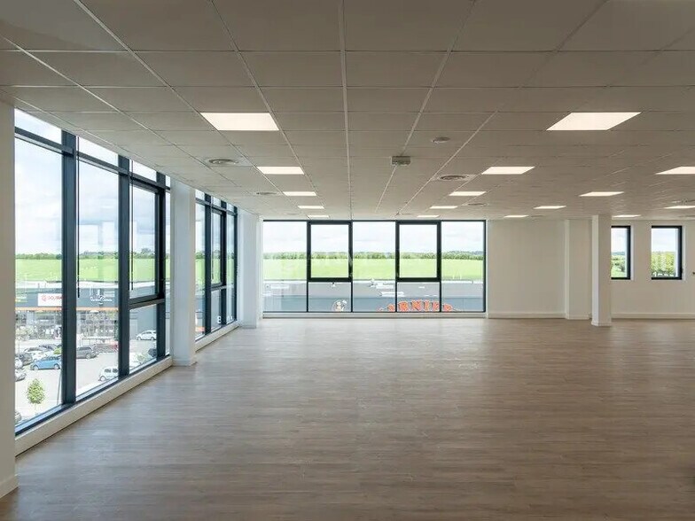 Office in Plaisir to rent - Building Photo - Image 3 of 12