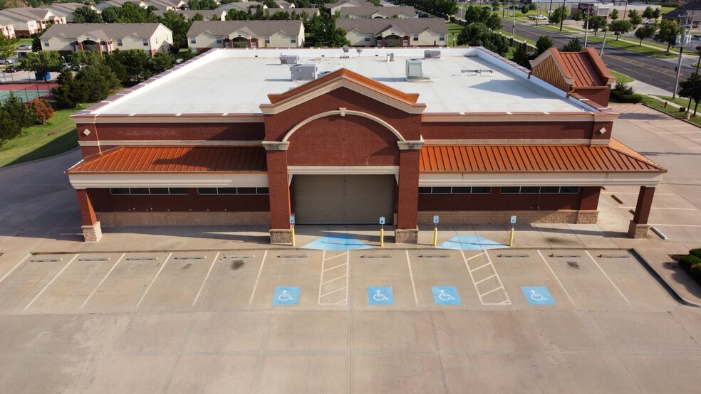 1040 SW 19th St, Moore, OK for rent - Building Photo - Image 1 of 3