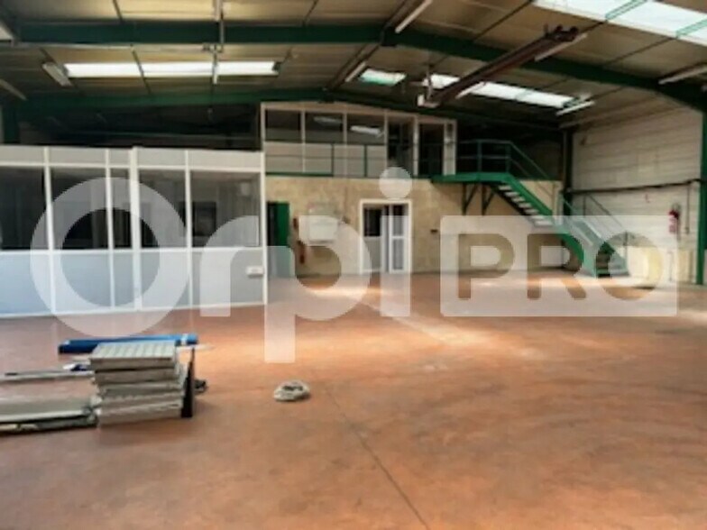 Light Industrial in Arnas to rent - Interior Photo - Image 3 of 6