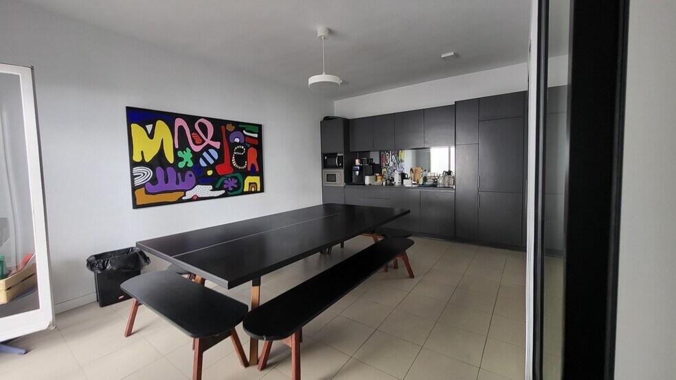 Office in Madrid, Madrid to rent - Interior Photo - Image 2 of 3