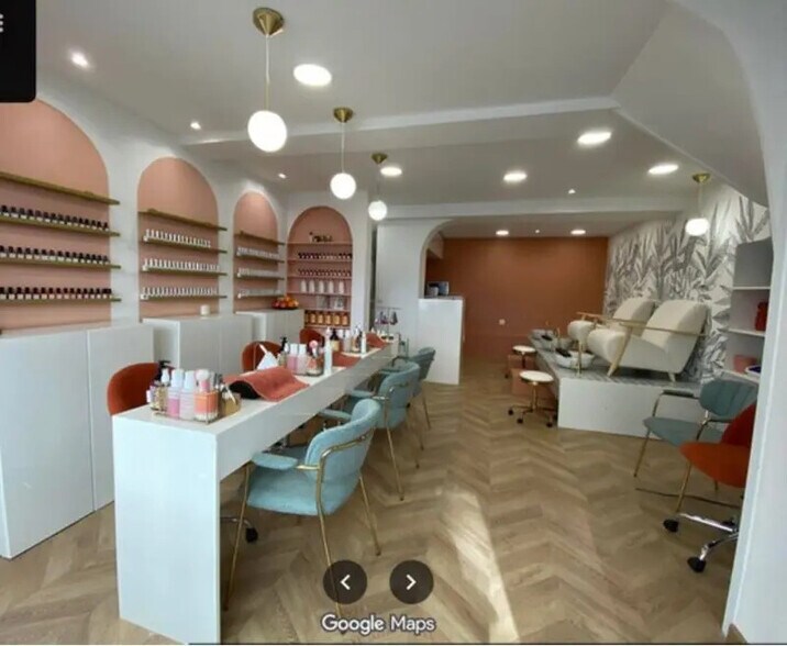 Retail in Paris to rent - Interior Photo - Image 2 of 4