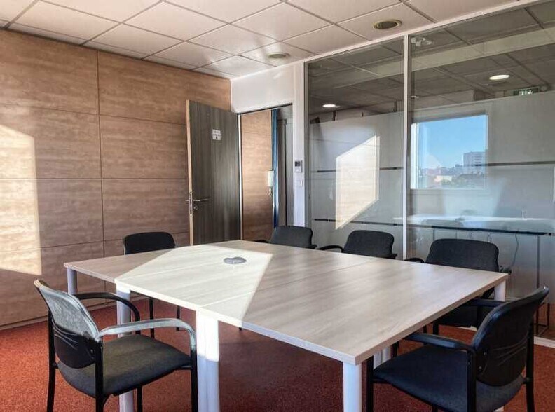 75 Cours Emile Zola, Villeurbanne to rent - Interior Photo - Image 1 of 19
