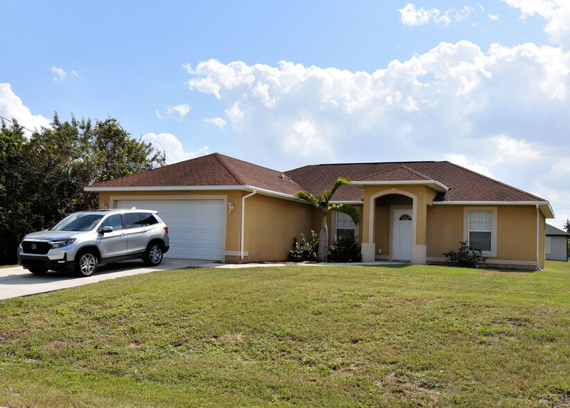 Portfolio of 7 SFH in Lehigh Acres portfolio of 7 properties for sale on LoopNet.co.uk - Building Photo - Image 3 of 13