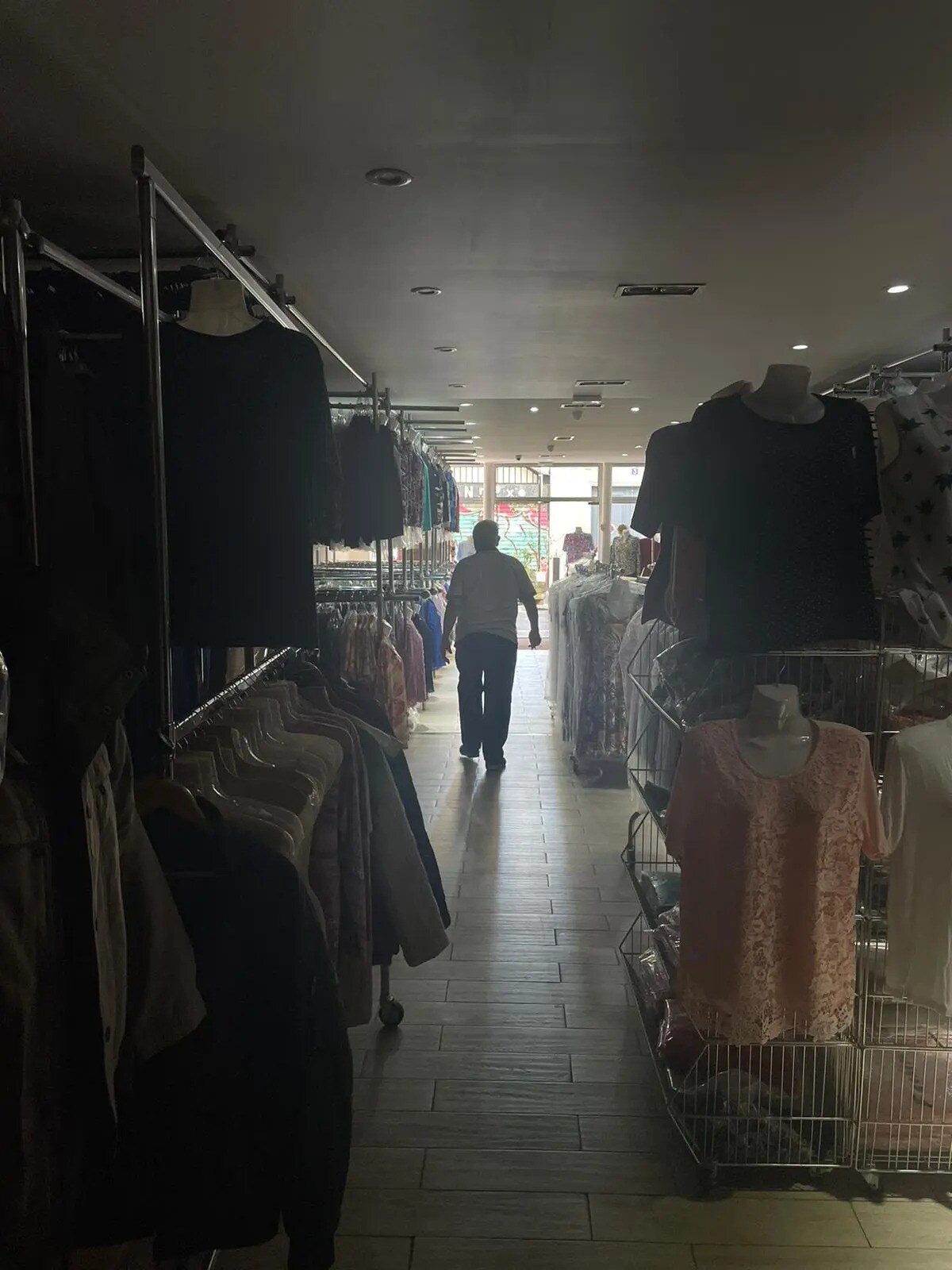 Retail in Paris to rent Interior Photo- Image 1 of 4