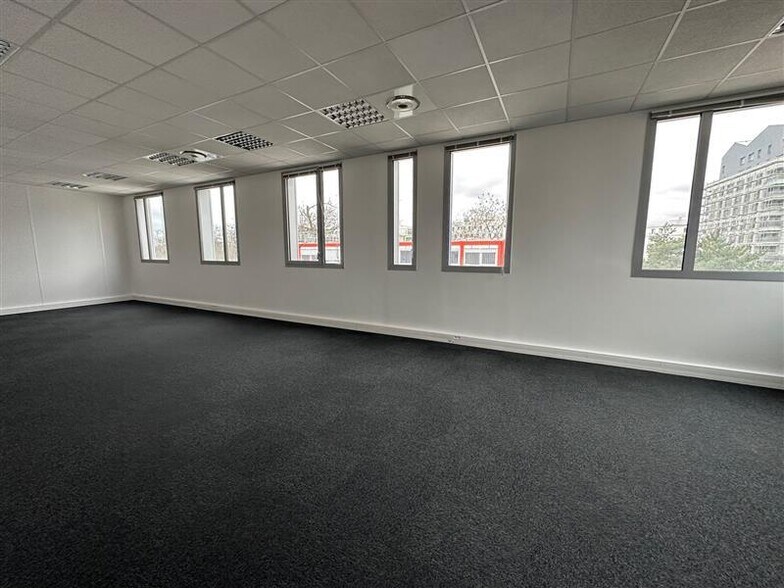 Office in Champs-sur-Marne to rent - Interior Photo - Image 3 of 6