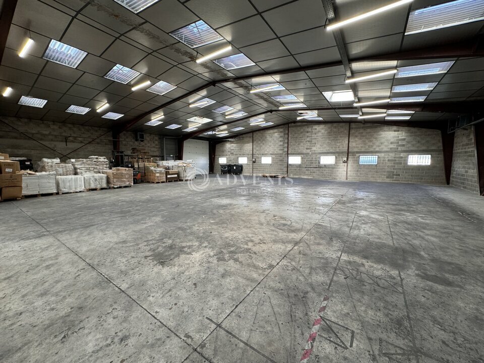 Light Industrial in Bondoufle to rent Interior Photo- Image 1 of 8