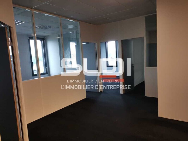 Office in Vaulx-Milieu to rent - Interior Photo - Image 2 of 9