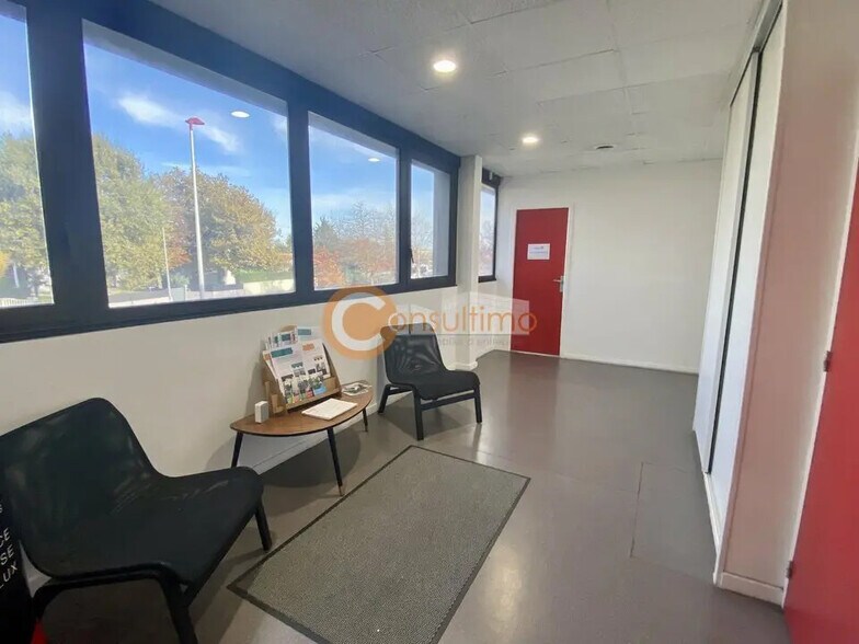Office in Mérignac to rent - Lobby - Image 2 of 5