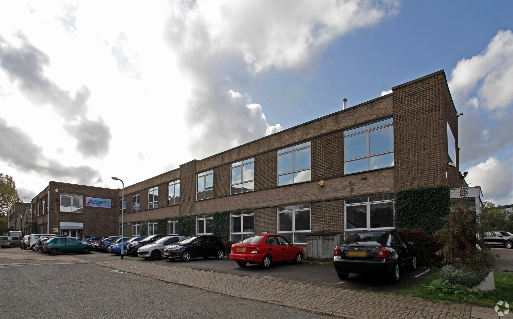 16-17 Frogmore Rd, Hemel Hempstead for sale Primary Photo- Image 1 of 1