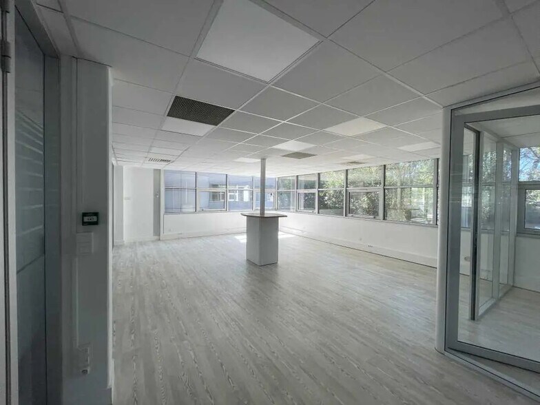 Office in Mérignac to rent - Interior Photo - Image 2 of 8