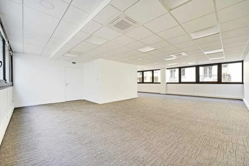 Office in Levallois-Perret to rent - Building Photo - Image 3 of 16