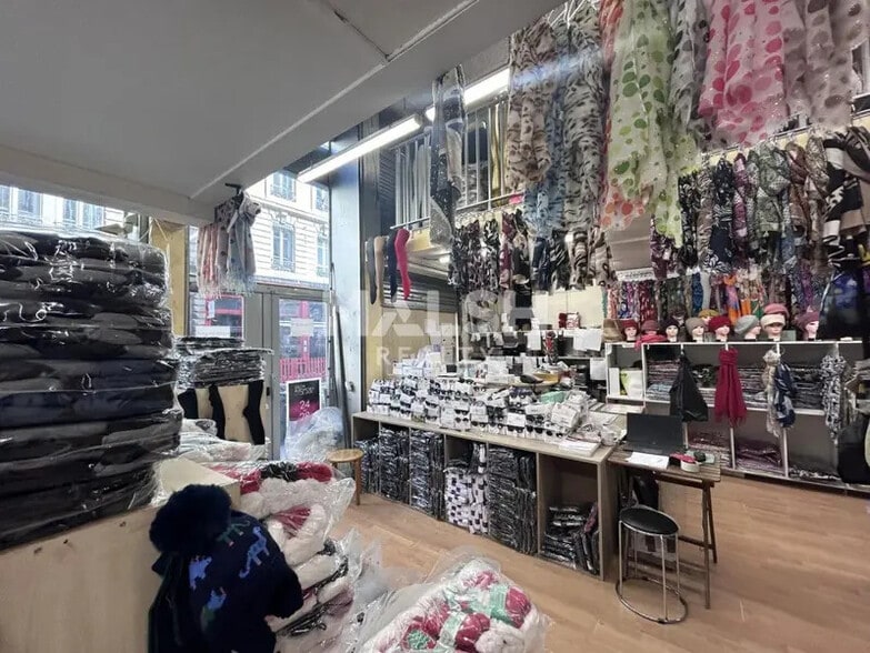 Retail in Lyon to rent - Interior Photo - Image 1 of 6