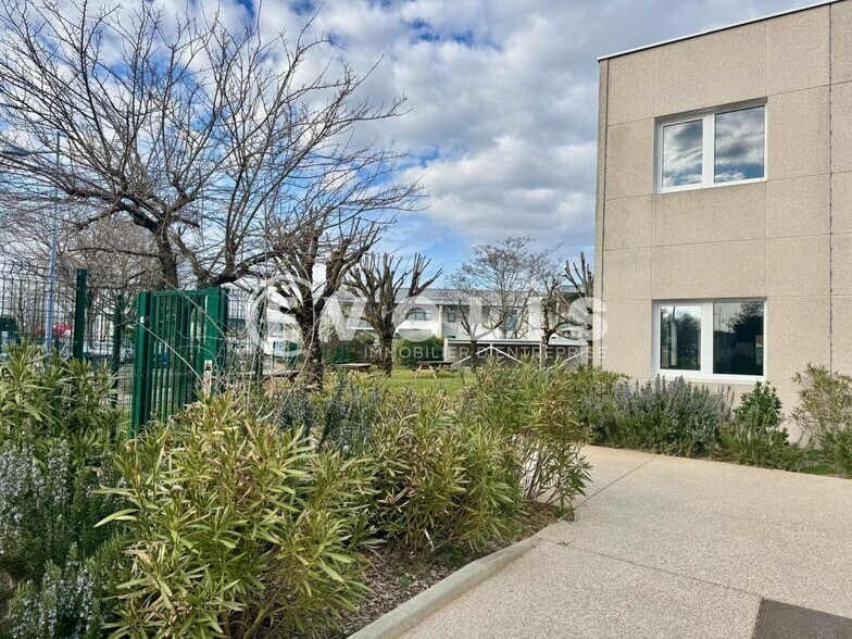 Office in Bron for sale - Building Photo - Image 2 of 17