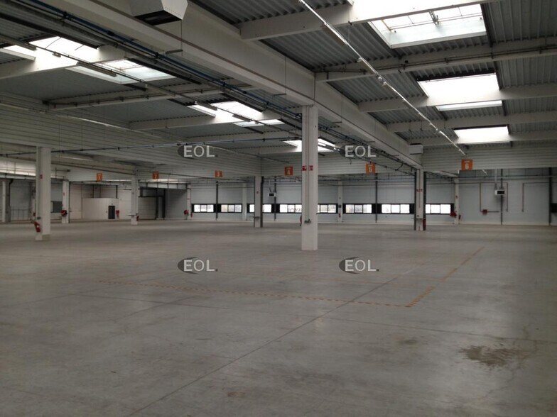 Industrial in Ferrières-en-Brie to rent - Building Photo - Image 1 of 11