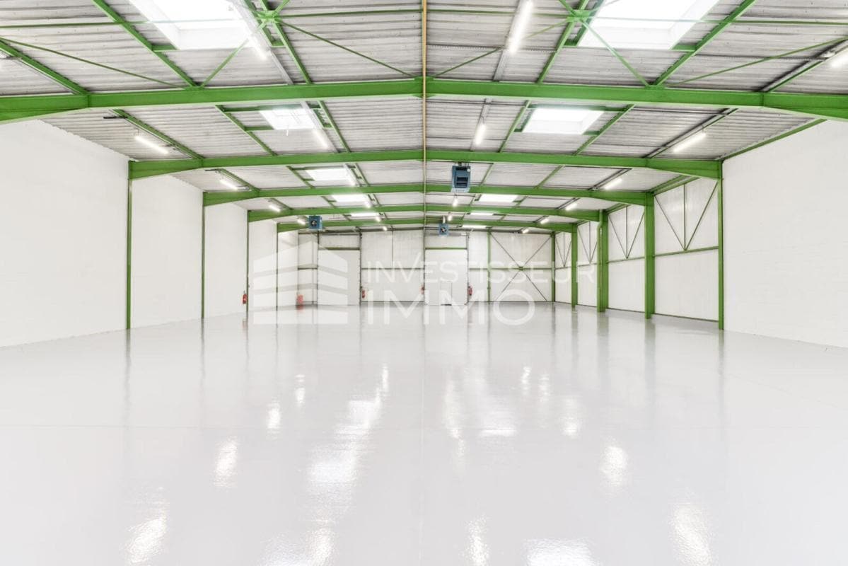 Light Industrial in Saint-Thibault-des-Vignes to rent Building Photo- Image 1 of 6