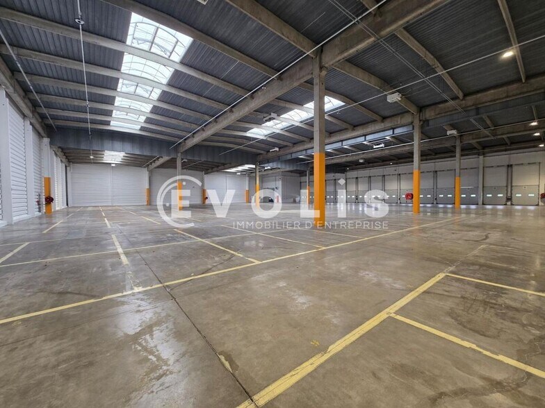 Industrial in Fleury Merogis to rent - Interior Photo - Image 1 of 9