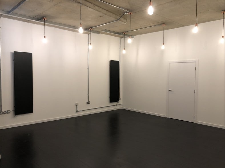 36 Blyth Rd, Hayes to rent - Interior Photo - Image 2 of 12