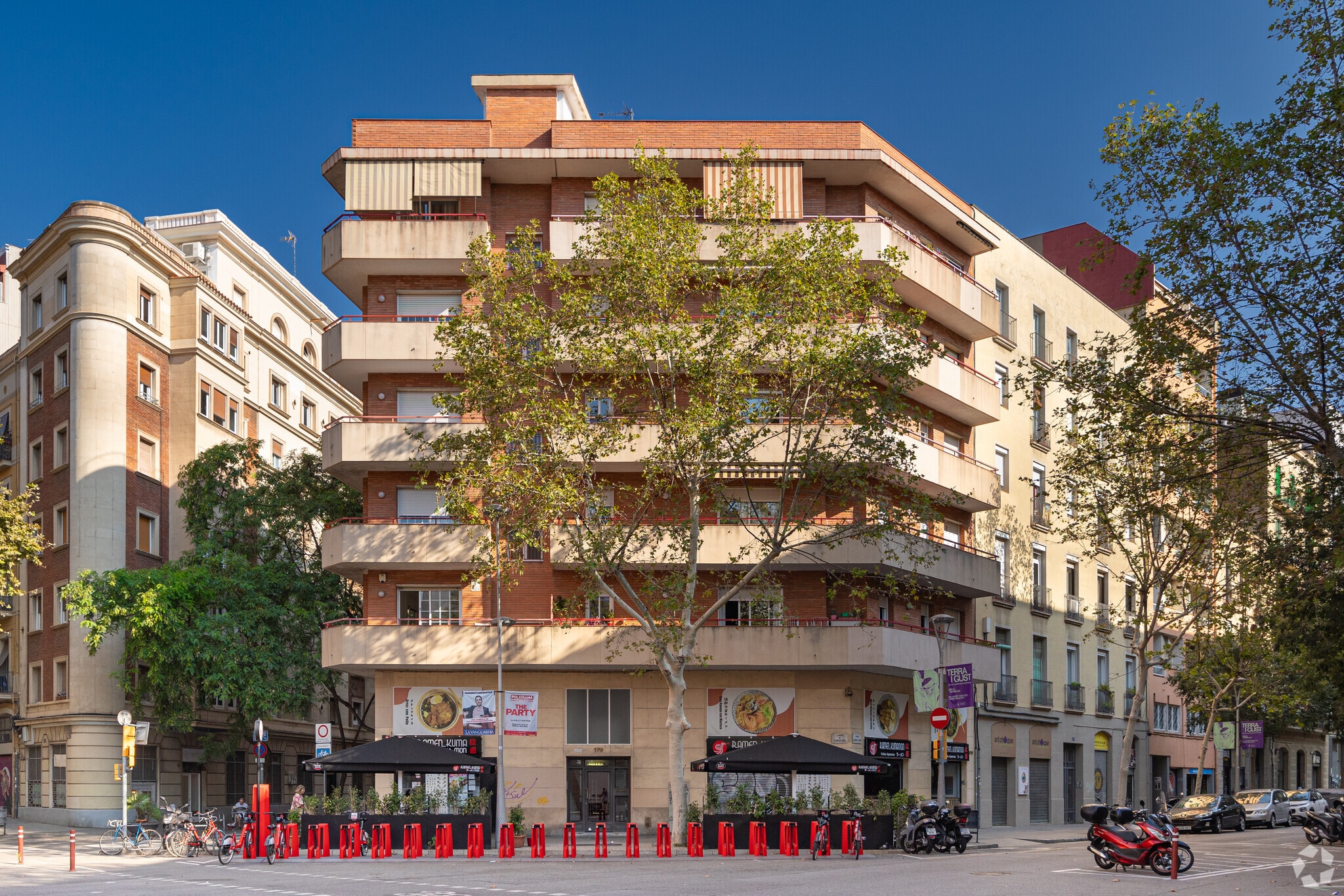 Retail in Barcelona, Barcelona to rent Primary Photo- Image 1 of 3