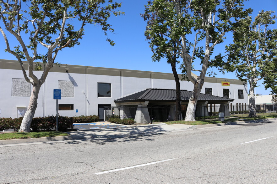 921 W Artesia Blvd, Compton, CA for rent - Building Photo - Image 1 of 4