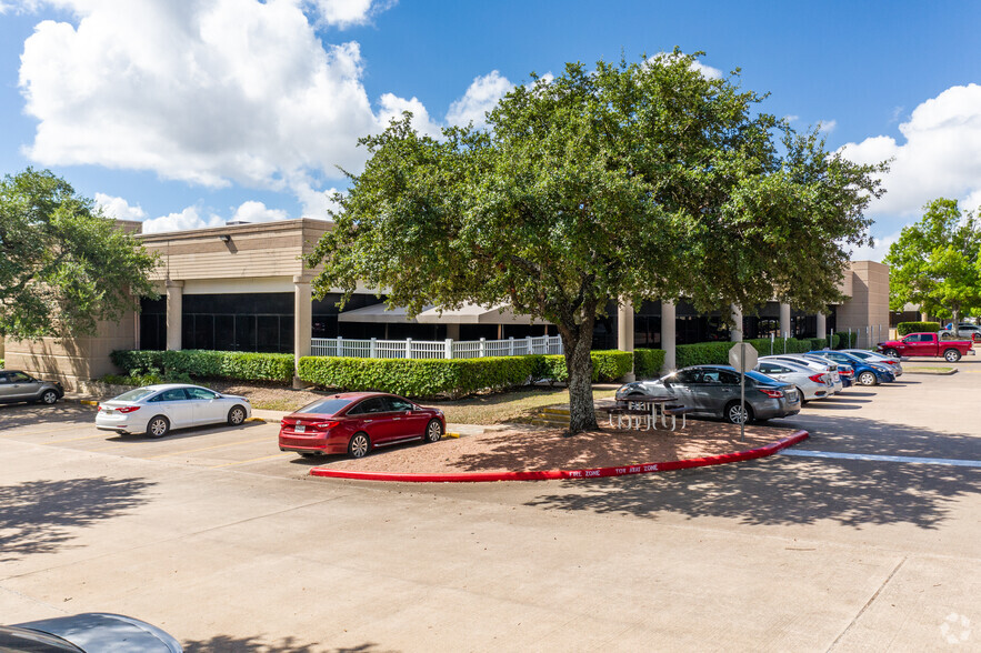 8006 Cameron Rd, Austin, TX for rent - Building Photo - Image 2 of 6