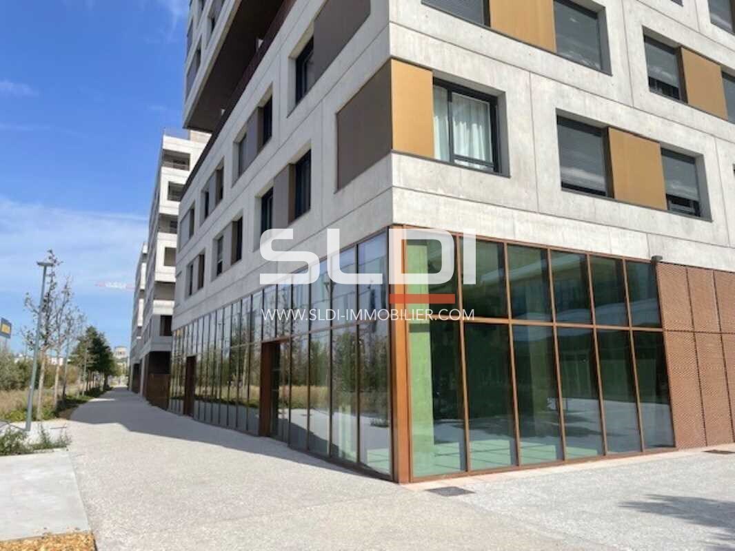 Rue Simone Veil, Vénissieux to rent Building Photo- Image 1 of 7