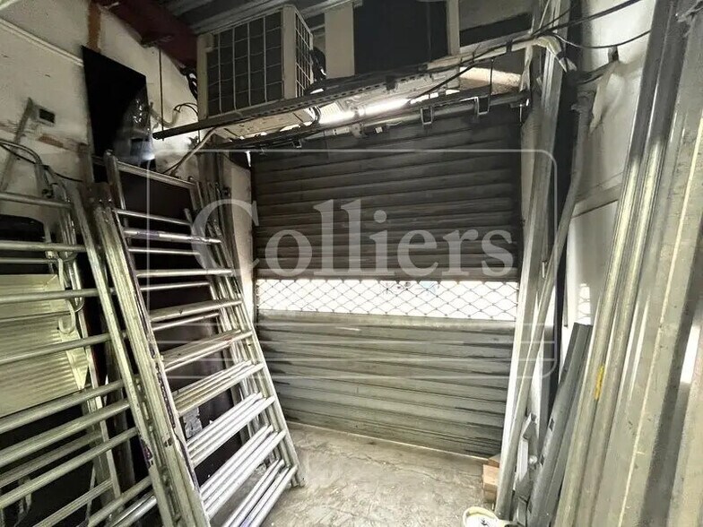 Light Industrial in Marseille to rent - Interior Photo - Image 2 of 5