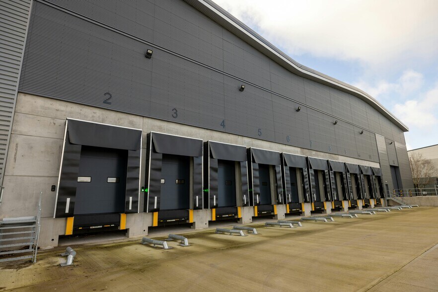 Acornfield Rd, Liverpool to rent - Building Photo - Image 3 of 8