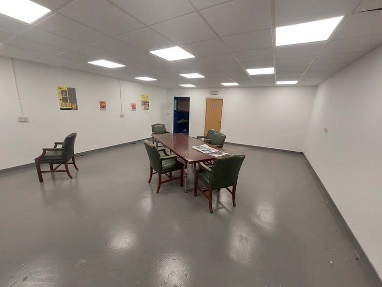 Lochlands Loan, Larbert to rent - Lobby - Image 3 of 4