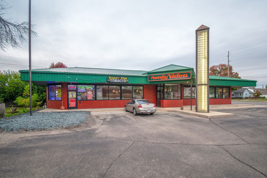 606 W Main St, Waupun, WI for rent - Building Photo - Image 1 of 9