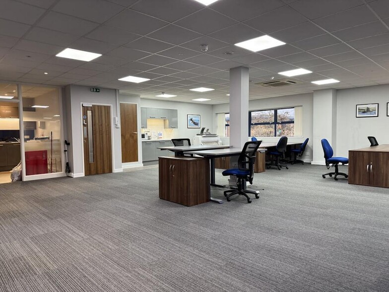 Ensign Way, Southampton to rent - Building Photo - Image 3 of 33