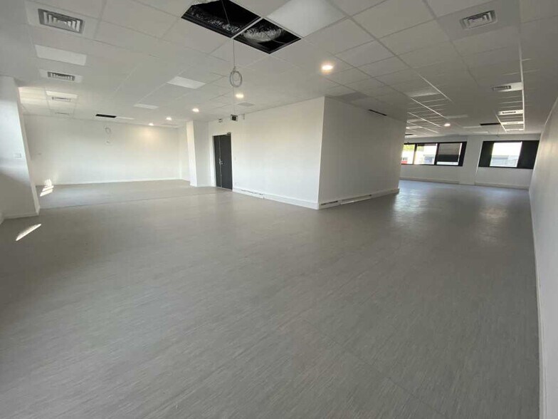 27 Chemin Des Peupliers, Dardilly to rent - Interior Photo - Image 2 of 5