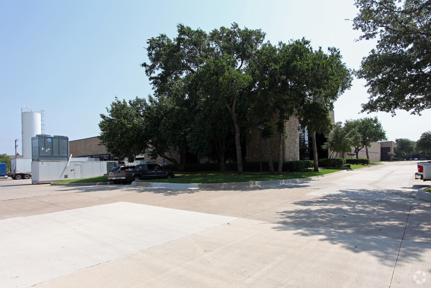 1901 Hutton Ct, Farmers Branch, TX for rent - Building Photo - Image 3 of 8