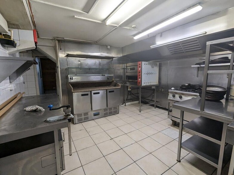 42-44 High St, Woking to rent - Interior Photo - Image 3 of 7