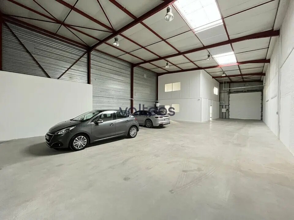 Location Local d'activités 360 m² - Photo 1