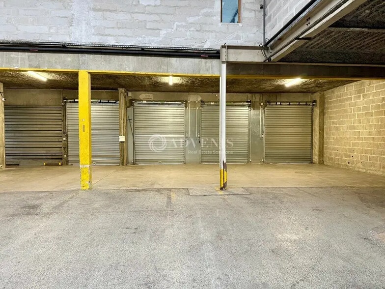 Light Industrial in Chassieu to rent - Building Photo - Image 1 of 6