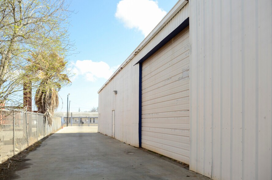 4517 Baldwin Blvd, Corpus Christi, TX for rent - Building Photo - Image 2 of 6